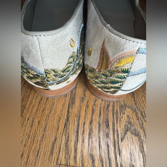 Johnny Was
Dragon-Embroidered Suede Smoking Loafers Women’s size 8 - Picture 6 of 11